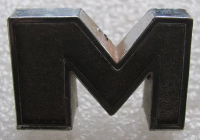 Insignia emblema NASH RAMBLER 1959 y 1960 letra (M) original de fábrica original OEM Foto 1 de 4