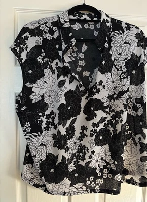 New Look Women's Floral Print Top Size 24 - Image 1 of 4
