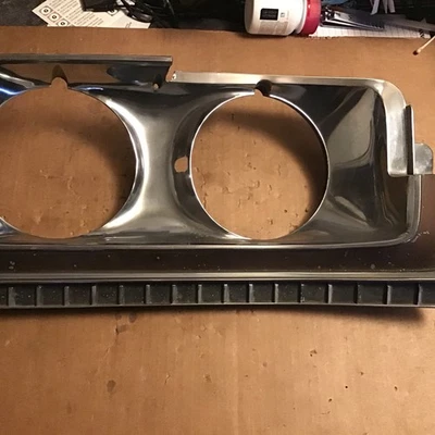 Buick LeSabre Electra 1973 bisel de faros derecho OEM  Foto 1 de 4