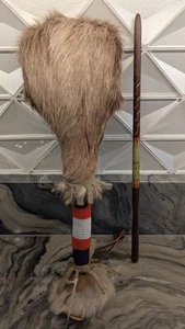 Blackfoot Chamán Sonajero y Palo Ceremonial Pintado Patrimonio Encontrado Cuentas de Vidrio Piel - Imagen 1 de 16