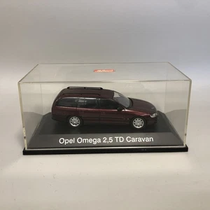 Schuco | Opel Omega 2.5 TD Caravan | weinrot | 1:43 Modellauto im Display | #EG - Bild 1 von 5