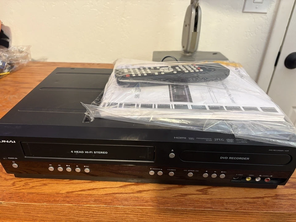 DVD-рекордер/видеомагнитофон Funai ZV427FX4 комбинированный с пультом дистанционного управления - Изображение 1 из 1