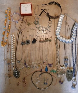 Großes 50-teiliges Konvolut Schmuck Halskette, Ring, Ohrringe, Armbänder, Stirnband, - Bild 1 von 11