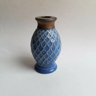 Mini jarrón azul con diseño de escamas de pescado 3D sumergido en metal Foto 1 de 4