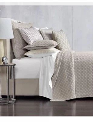 Cobertor Queen bordado diamante Hotel Collection, 2 fundas estándar + almohada de diciembre Foto 1 de 4