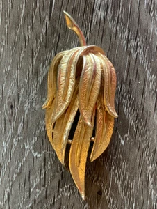 Vintage 1960's or 70's Gold Tone Coro Leaf Signed Brooch Pin - Picture 1 of 5