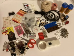 Vintage Nähen Basteln Ideen Lot Knöpfe Nahttrenner Fingerhüte Holzspulen - Bild 1 von 24