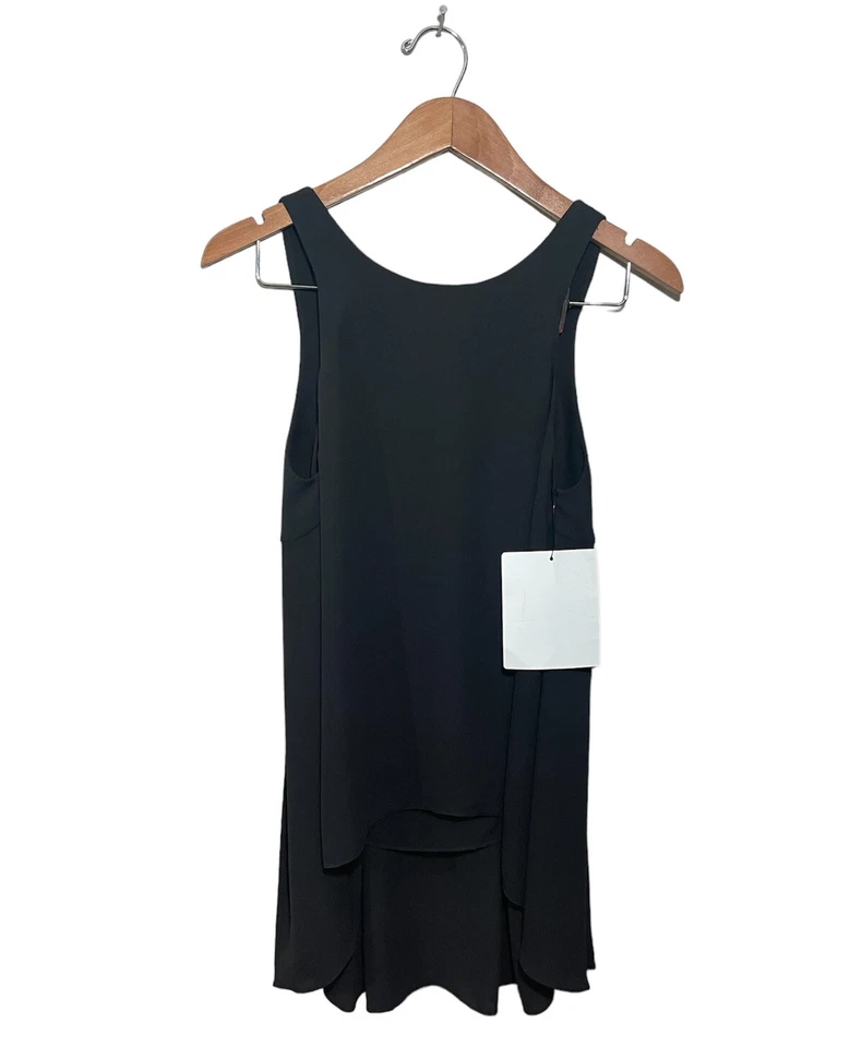 Camiseta sin mangas Elizabeth and James en capas XS satinada carrera minimalista negra Foto 1 de 4