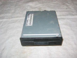 Unidad de disquete IDE de 3,5 pulgadas con bisel negro Mitsumi modelo D359M30 - Imagen 1 de 2