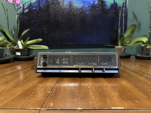 General Electric Flip Clock Radio Model #7-4321C Walnut Grain GE. lights work Cover