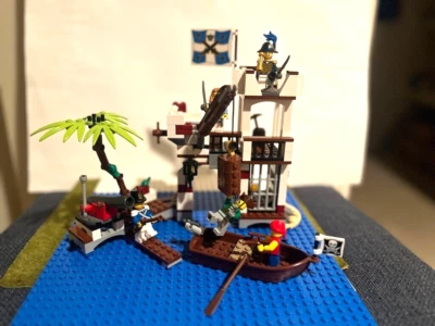 LEGO Pirates: Soldiers Fort (70412) complete with instructions - image 1 of 4
