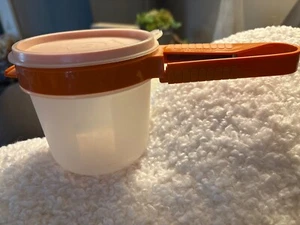 ORANGE TUPPERWARE HAND HELD SIFTER 1493 2 CUP CONTAINER 1689 W/LID 215 - Picture 1 of 2