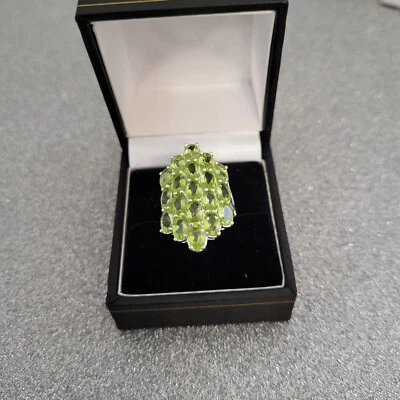 Anillo de racimo de peridoto en plata esterlina Foto 1 de 4