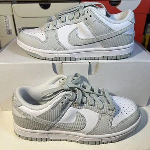 Talla 5.5 - Mujer Nike Dunk Pana Plateada Baja Luz FN7658 100 Caja de Repuesto - Imagen 1 de 5