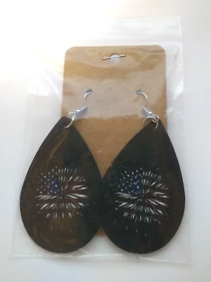 BRINCOS DE ANZOL DE COURO PU FOGOS DE ARTIFÍCIO BANDEIRA VERMELHA, BRANCA E AZUL FELIZ ANO NOVO - Imagem 1 de 2