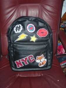 Nueva con etiquetas Mochila Candie's Patches Negra Live Laugh Love Nueva York Fox Lips AL POR MENOR $60.00 - Imagen 1 de 2