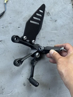 Kawasaki Ninja ZX6R 2009+ OEM juegos traseros reposapiés clavijas Foto 1 de 3