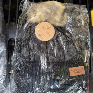 Neu mit Etikett Britt's Strickmütze kuschelig Bommel klassische Strickmütze Plüschlinien Beanie schwarz warm - Bild 1 von 2