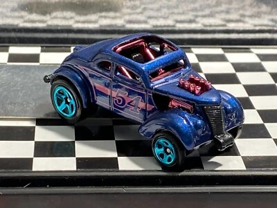 1/64 1933 WILLYS COUPE COUPE BLUE AND PINK M21 - Image 1 of 4
