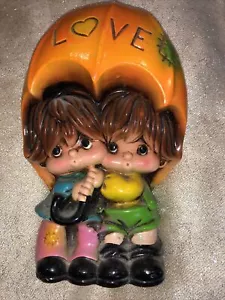 Bank ~ Junge & Mädchen unter Regenschirm ~ Vintage - Bild 1 von 3