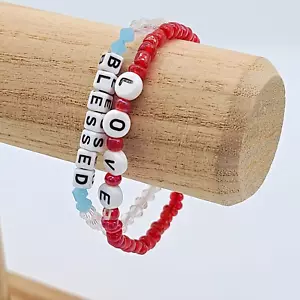 Juego de 2 brazaletes elásticos con cuentas, BENDECIDOS-Transparentes con acentos azules y AMOR en rojo - Imagen 1 de 8