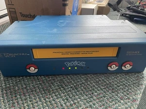 Reproductor VHS POKÉMON PIKACHU VCR PK240D para piezas o reparación ¡Sin control remoto! - Imagen 1 de 7