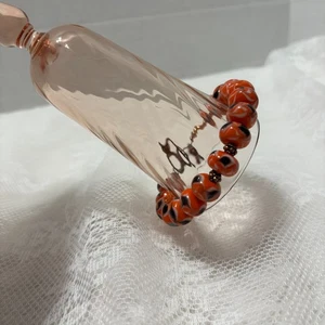 Handgefertigtes orangefarbenes Glasperlenarmband mit Wirbel 8,5 Zoll passt 7 Zoll Kupfer Knebelverschluss - Bild 1 von 12