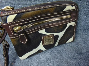 Cartera monedero pequeña Dooney & Bourke de cuero marrón con estampado de jirafa - Imagen 1 de 12