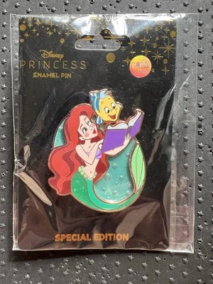 *DEFECTUOSO* Prendedor Disney - Rosa A La Mode PALMA Princesa Momentos Ariel y Platija Foto 1 de 3