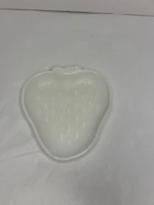 Piatto portagioie vintage Hazel Atlas bianco vetro latte forma fragola - Foto 1 di 4