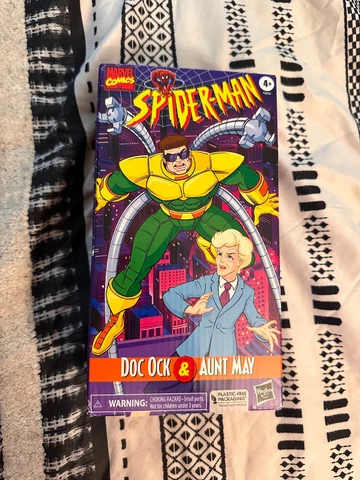 IN HAND HASBRO MARVEL LEGENDS VHS 6" DOC OCK & AUNT MAY 2 PACK Cover