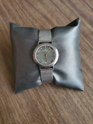 Reloj Grenen Dinamarca Damas Cara Madreperla Verde, Circonitas cúbicas con Marcador de Día 8"  Foto 1 de 4