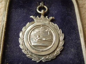 NAVAL SILVER MEDAL 1936 FOR RAPID SHOOTING BOXED MAKER W.H.H - Picture 1 of 1