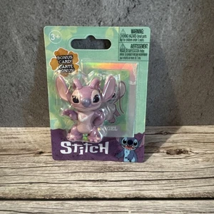 NEU IN VERPACKUNG! DISNEY LILO & STITCH Mini Stitch Figur + Holografische Karte Engel - Bild 1 von 2