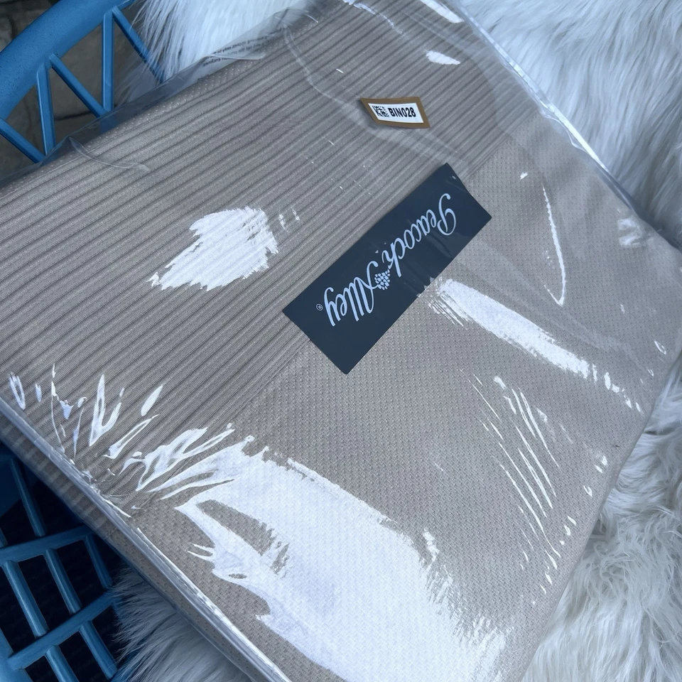 Peacock Alley Angelina Coverlet King 115x98” gris claro $650 Foto 1 de 4