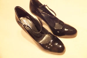 Pour la Victoire Black Patent Leather Rounded Toe Pumps Sz 8.5B NEVER WORN - Picture 1 of 1