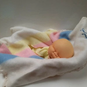 Muñeca de mano Gabriella Goo Goo para niños 1984 primera edición manta arco iris - Imagen 1 de 6