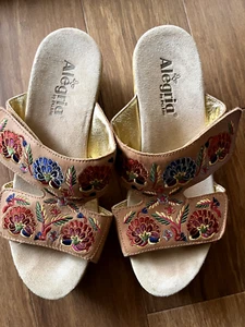 ZAPATOS SANDALIA CUÑA COÑAC CUERO BORDADO ALEGRÍA LINN 40 LIN-647N Floral - Imagen 1 de 6