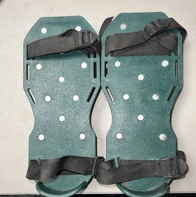 Zapatos Aireador de Césped con Picos y Correas Metálicas - Estado Usado  Foto 1 de 2