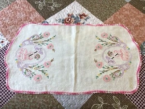 VTG 25" HANDMADE TABLE RUNNER EMBROIDERED SOUTHERN BELL & FLOWERS INTRICATE L1 - Picture 1 of 1