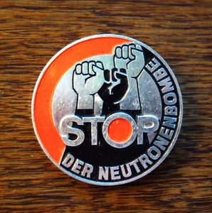 STOP der Neutronenbombe! Original Pinback Button Stop the neutron bomb Vintage. - Imagen 1 de 3