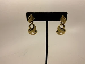 VTG SIGNED MONET POLISHED & BRUSHED GOLD ORNATE SCROLL DROP DANGLE STUD EARRINGS - Picture 1 of 6