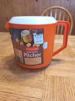 Vintage 1974 RUBBERMAID 1 1/2 Quart Stacking Pitcher Orange White Lid 3061 - Image 1 of 4