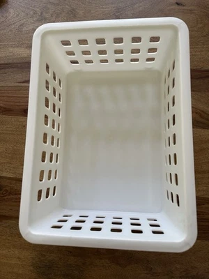 Cesta/lixeira de armazenamento Rubbermaid Slide N Stack ~ 5581 ~ branca ~ exterior: 11" x 8" - Imagem 1 de 4