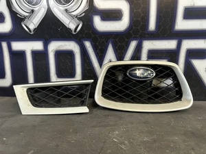 2006-2007 SUBARU IMPREZA WRX STI FRONT GRILLE TRIM SET - WHITE - OEM - 2PCS - Foto 1 di 6