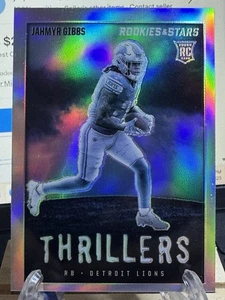 2023 Panini Rookies & Stars Thrillers Jahmyr Gibbs TH-11 Silver Prizm Rc Free SH - Bild 1 von 2