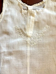 VINTAGE BABY SLIP, EMBROIDERY, LACE, RUFFLE - FACTORY MADE? SMALL COTTON - Picture 1 of 2