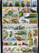 PACCHETTO CON 50 DINOSAURI ED ANIMALI PREISTORICI DIFFERENTI + OMAGGI