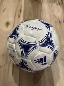 Rara palla da esposizione 1998 Coppa del Mondo Adidas Tri Color TAGLIA 4 QUATTRO condizioni usate - Foto 1 di 7