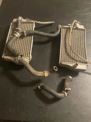 CRF450R 2004 radiador lateral derecho OEM sistema de refrigeración tapa Honda CRF 450R 2002-2004 Foto 1 de 4